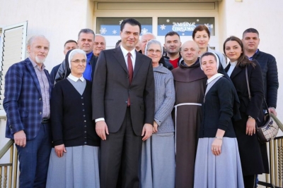 Basha në Laç uron Krishtlindjen nga Kisha e Shën Mhillit