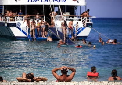 Shkojnë për pushime në Greqi, 17 adoleshentë helmohen rëndë