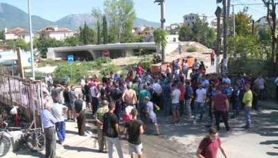 Kaloi me makinë kordonin e policisë, gjykata vendos ‘arrest shtëpie’ për protestuesin