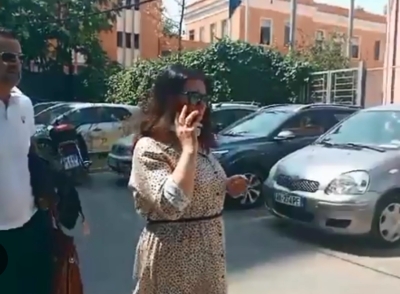 Gazetarët ‘thumbojnë’ mjeken Alketa Pere: Qenke bërë e bukur sot...