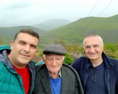 Meta vijon me udhëtimet në Shqipëri, kësaj radhe ndalet tek fshati i origjinës së zëdhënësit të tij