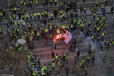 LIVE/ “Jelekverdhët” nuk tërhiqen nga protesta, blindohet Parisi