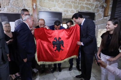 Basha merr dhuratën e veçantë në Mitrovicë, pasardhësit e Isa Boletinit i dhurojnë flamurin 108- vjeçar të kryengritjes: Do e vendos në zyrë si kryeministër i Shqipërisë