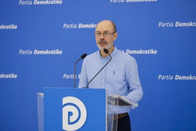 “Mësuesit po shfrytëzohen si skllevër”, PD paralajmëron: Qeveria të financojë shkollat ose do të kemi rritje të analfabetëve funksionalë