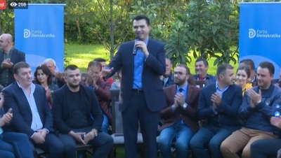 LIVE/ Basha me të rinjtë e degës 12 në Tiranë: Modeli ynë përballë krimit
