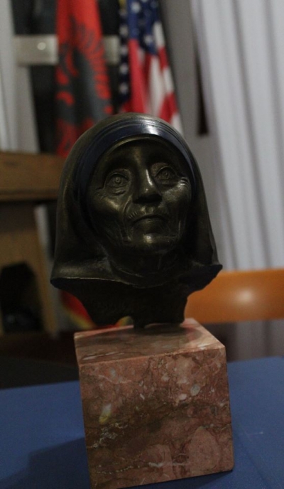 Skulptori Vasil Rakaj i dhuroi Vatrës bustin e Shën Terezës