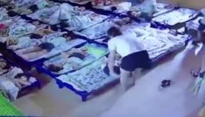 Video/ Skandaloze, edukatoret dhunojnë fëmijët për ti vënë në gjumë