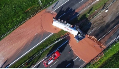 Ndodh edhe kështu/ Tonelata të tëra çokollate mbulojnë një autostradë në Poloni