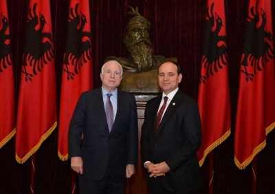 Vdekja e Senatorit McCain, Nishani: Shqiptarët nuk do ta harrojnë kurrë që ju ishit me ta!