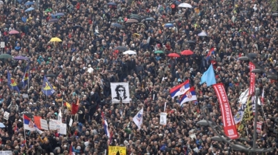 Der Standard: Pavarësisht protestave masive, SHBA po përkrah Vuçiçin
