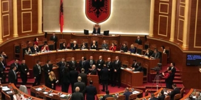 Vendimi unanim për djegien e mandateve, vjen reagimi i parë nga qeveria