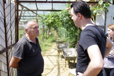 “Prodhimet nuk po i vjelim se nuk kemi ku t`i çojmë”, fermerët e Vorës ankohen tek Basha për mungesën e tregut dhe të subvencioneve