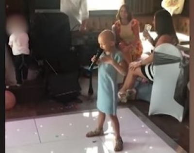 Video/ Vogëlushja e guximshme me kancer që përloti njerëzit