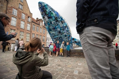 Një balenë plastike për të ndërgjegjësuar ndotësit e ujrave