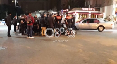 Makina përplas motorin në Tiranë, rëndë drejtuesi