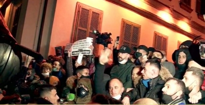 Tensionohet situata tek Ministria e Brendshme, protestuesit përplasen me policët