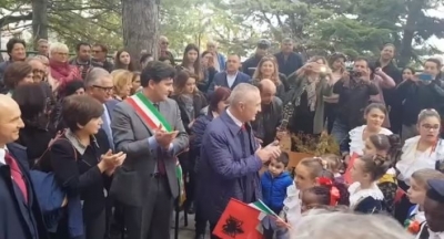 VIDEO/ Vizita në Kalabri, arbëreshët i rezervojnë pritje të ngrohtë Presidentit Meta