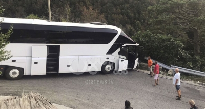 Aksident në Llogara, autobusi me 50 turistë çekë del nga rruga