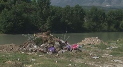 Lumi i Osumit në Berat po &quot;mbytet&quot; nga plehrat