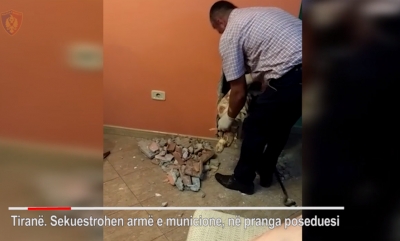 Armë dhe municione në murin e shtëpisë, arrestohet 49-vjeçari
