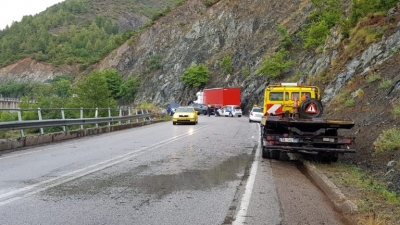 Motori përplaset me mjetin bujqësor në Korçë, 2 të plagosur