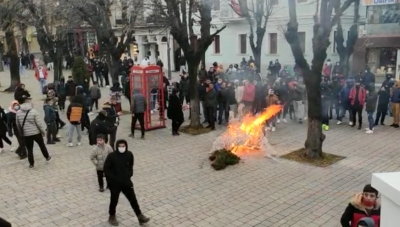 Protestohet edhe në Korçë/ Qytetarët qëllojnë godinën e Bashkisë me sende të forta, ndërhyn policia. Shihni pamjet