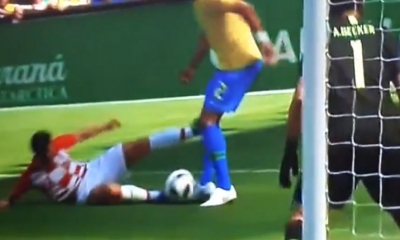 Goditja e frikshme ndaj Thiago Silva-s (video)