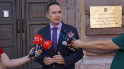 VIDEO-PËRGJIMI/ Salianji dorëzon CD-në: Anëtari i KLP-së kërkon të mbulojë përfshirjen në trafik të Agron Xhafajt