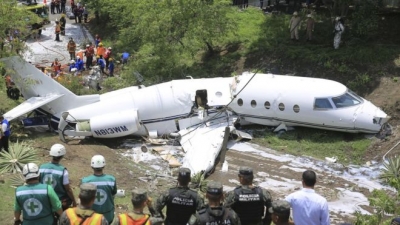 Avioni çahet më dysh, pasagjerët shpëtojnë mrekullisht (FOTO)