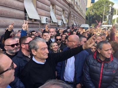Berisha nga protesta: Rama në tunelet e Skraparit! Nuk mund t&#039;i fshihet cunamit popullor