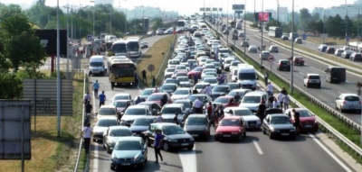 Sot protesta ndryshe kundër rritjes së çmimit të karburanteve, fik makinën ora 12.00