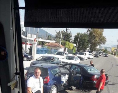 Aksident në Elbasan, përplasen dy makina