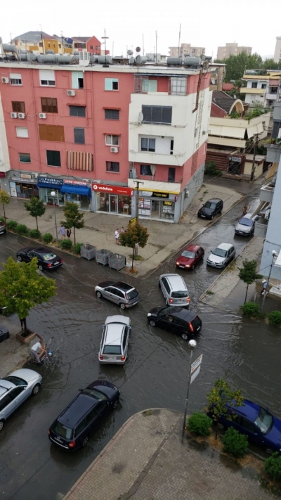 Foto/ Pak minuta shi përmbyt Durrësin, kudo plasin ujërat e zeza