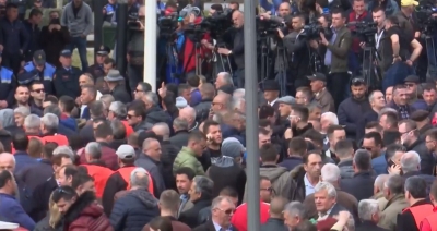 LIVE/ Mijëra protestues para Parlamentit