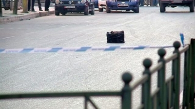 Alarmohen banorët, valixhe e dyshimtë në mes të Tiranës