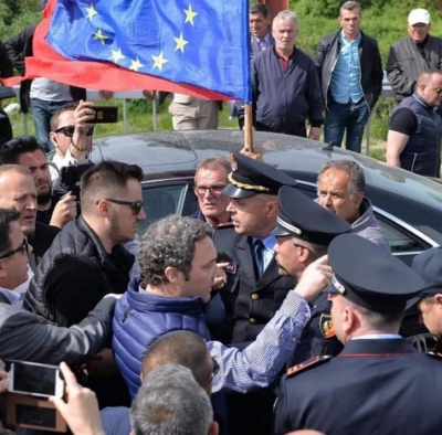 Përballë arrogancës së kryeministrit, koha që shqiptarët të bëhen bashkë