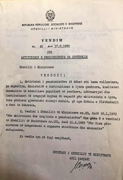 1990/Pensionistët punonin për fletënderi dhe dekorata