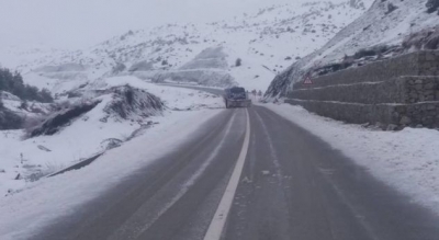 Shqipëria “pushtohet” sërish nga bora, bëni kujdes në këto akse rrugore