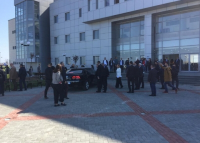VIDEO/ Ja debati i plotë i ministrit Lleshi me studentët në Durrës: Hajde flasim-Turp, ti flet me gaz!