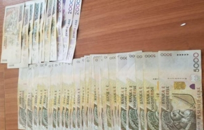 Kërcënoi me armë dhe i mori një personi 400 mijë lekë të vjetra dhe 130 Euro, arrestohet 29-vjeçari