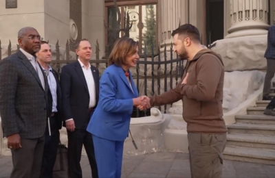 Nancy Pelosi takohet me Presidentin e Ukrainës në Kiev