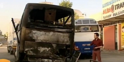 Athinë, digjet autobusi i një kompanie shqiptare