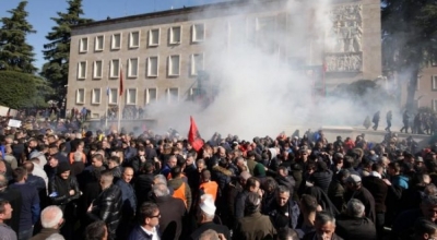 Ja një arsye më shumë pse duhet dalë në protestë/ Policia e depolitizuar flet me megafonin e Ramës, i kërkon qytetarëve të mos protestojnë