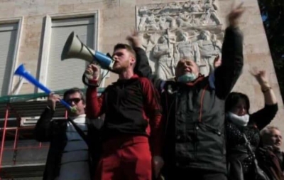 Eshtë e kotë, rininë, nuk e ndalon pushteti i korruptuar!