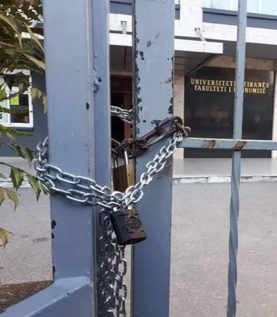 Nis grumbullimi i studentëve pranë Fakulteteve