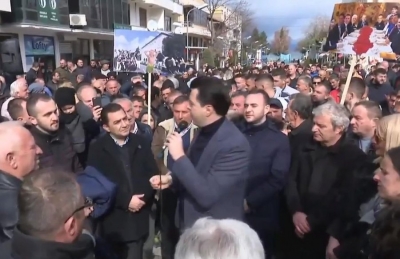 FOTOLAJM/ Basha befasohet nga pritja e të rinjve në Pogradec