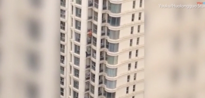Kërcënonte se do hidhej nga kati i 16-të, adoleshenti shpëtohet nga zjarrfikësi (VIDEO)