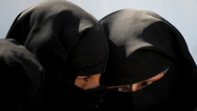 Algjeria ndalon përdorimin e niqabit dhe të burkës në punë