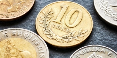 Euro e mbyll javën i pashqetësuar – Leku drejt forcimit ndaj valutave