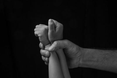 Për 3 ditë me radhë ngacmoi seksualisht gruan dhe 2 vajzat e veta, i shpëton fqinji